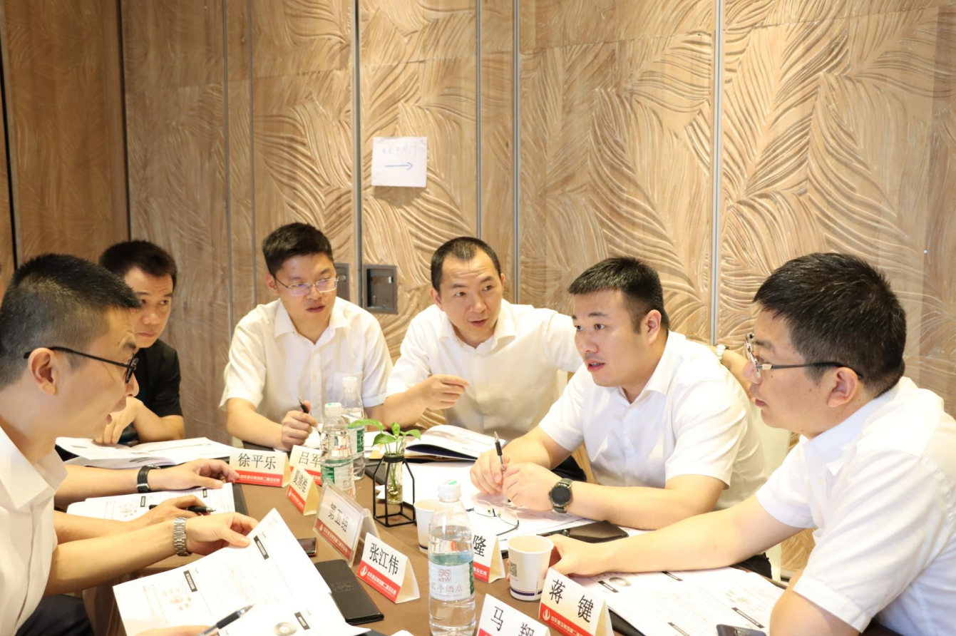 2021年6月25日-26日，东升国际二建组织开展了2021年中高层主管执行力培训。本次培训特邀清华、北大、上海交大总裁班讲师，中国企业家协会特聘高级讲师许晋老师进行授课。